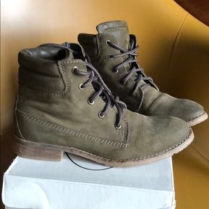 Steve Madden Mantraa Olive Nubk